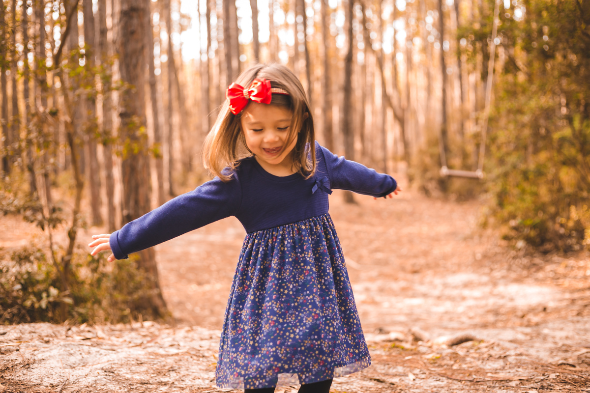 criança brincando de girar
