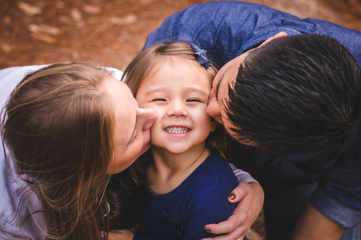 pais beijando filha