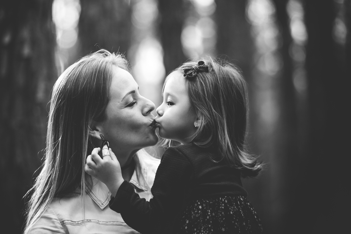 mae beijando filha