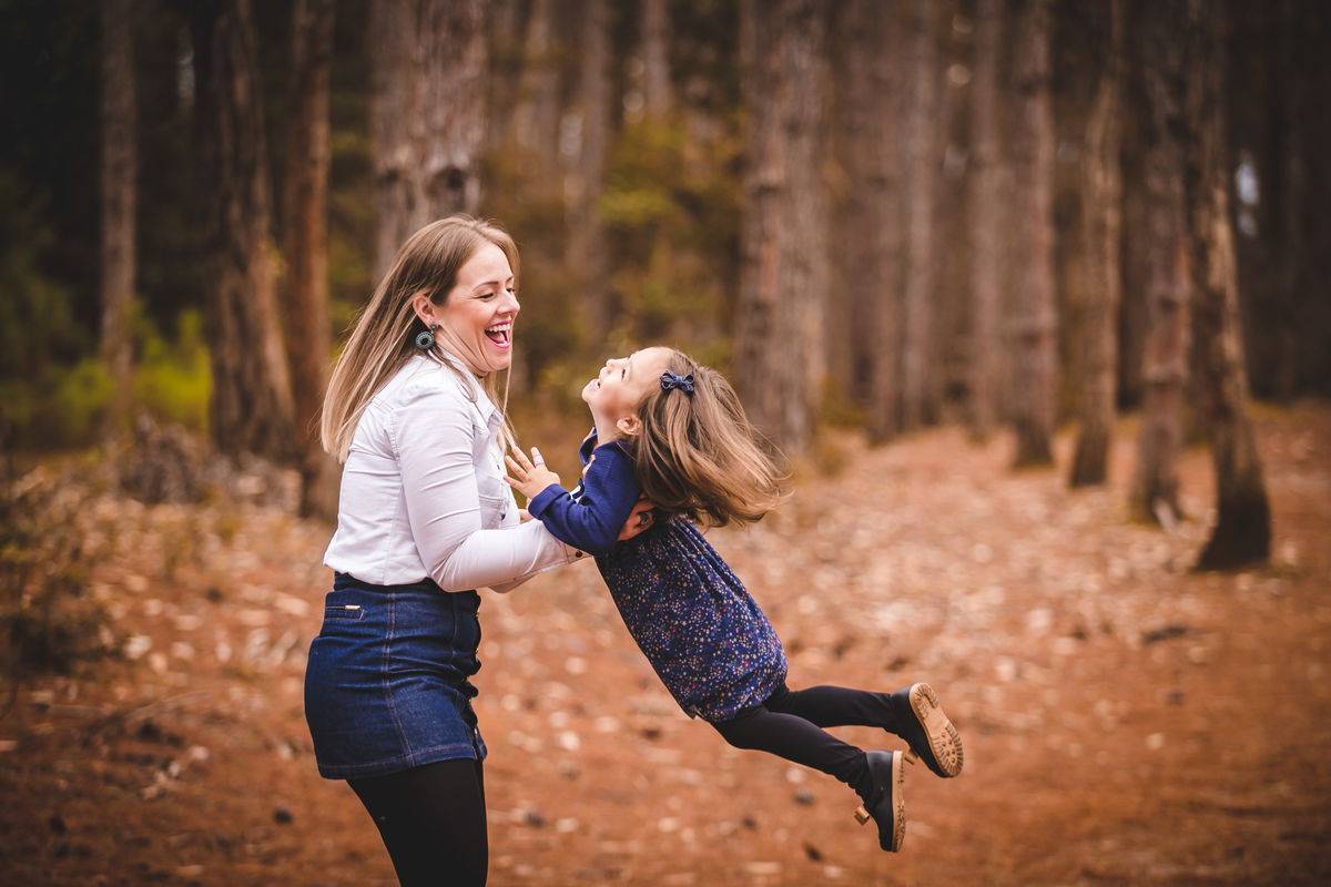 mae girando criança