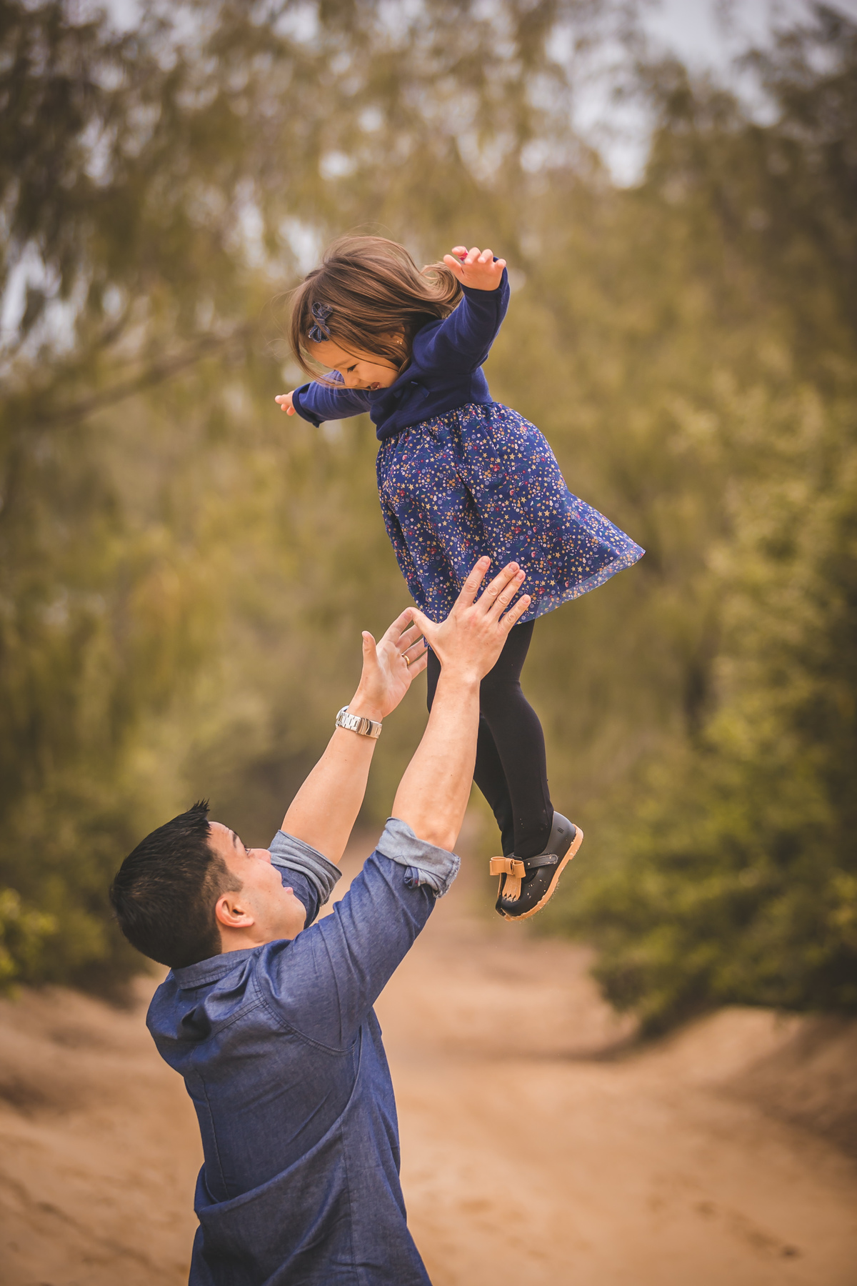 pai jogando criança para cima