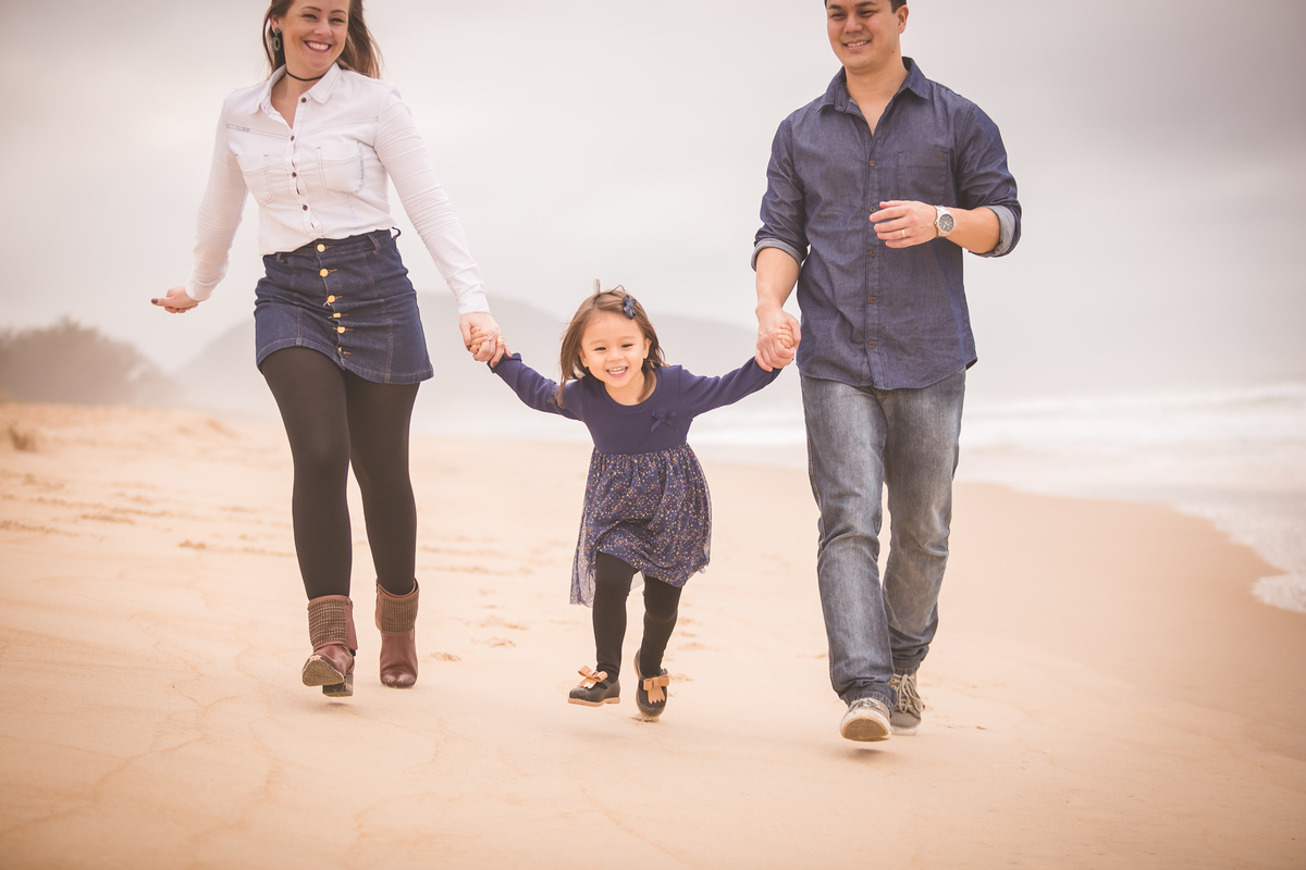 pais correndo na praia