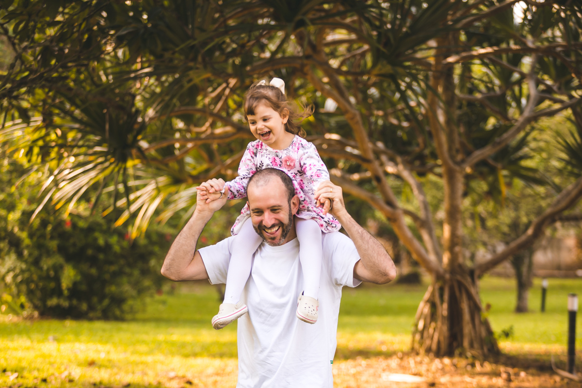pai se divertindo com filha