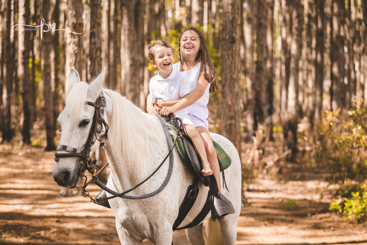 crianças no cavalo rio vermelho