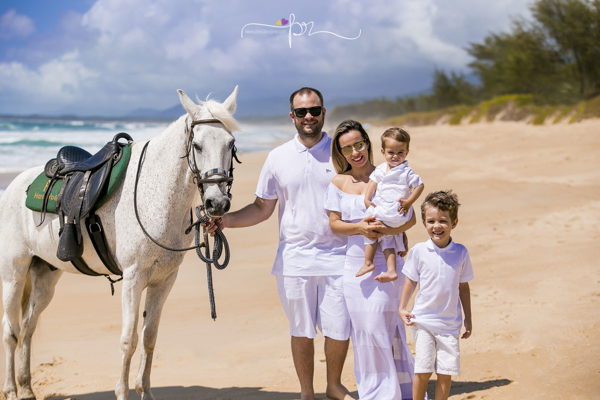 familia na praia com cavalo