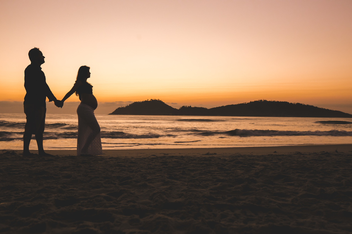 nascer do sol no campeche, fotografa sul da ilha, fotos de gestante na praia, priscila rejane, fotografa em floripa, fotos de gravida na praia do campeche, silhueta, maternity