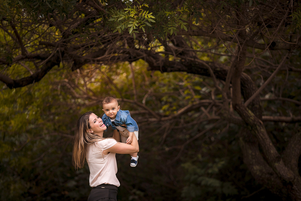 retrato de familia, fotos no parque de coqueiros, fotografa em florianopolis, fotografa no sul da ilha, sessão de fotos no parque de coqueiros, mae de menino, mae e filho