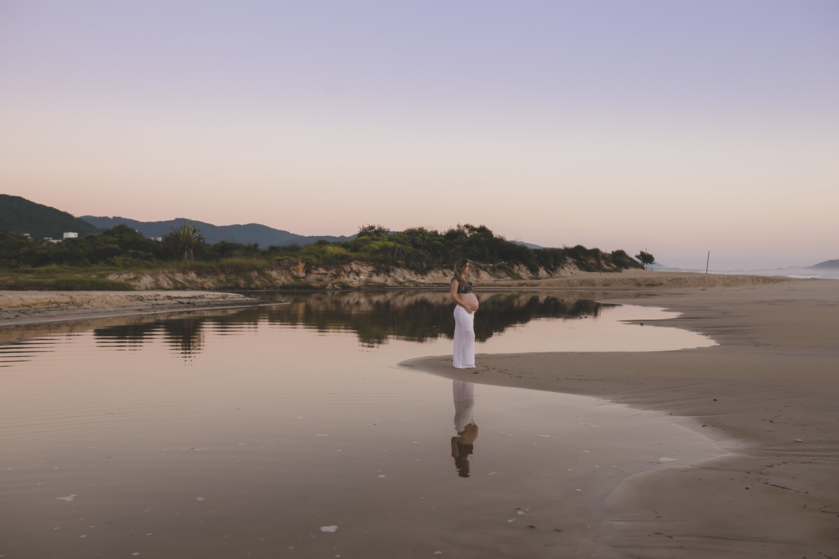 nascer do sol no campeche, fotografa sul da ilha, fotos de gestante na praia, priscila rejane, fotografa em floripa, fotos de gravida na praia do campeche, reflexo, point do riozinho