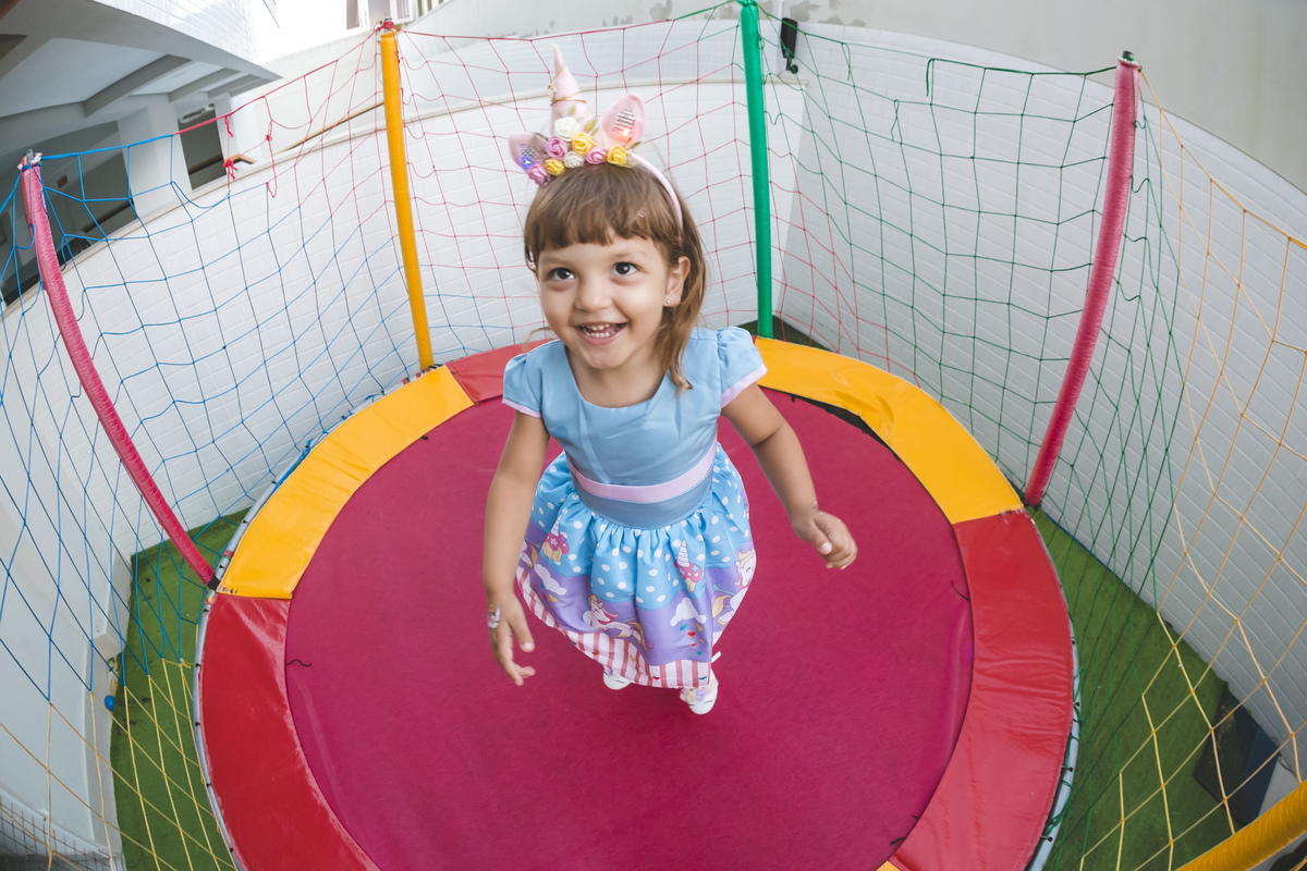 criança no pula pula