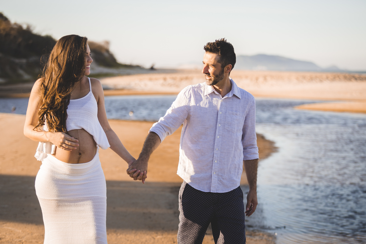 gestante na praia do campeche, ensaio de gravida, figurino para gestante, fotografa priscila rejane