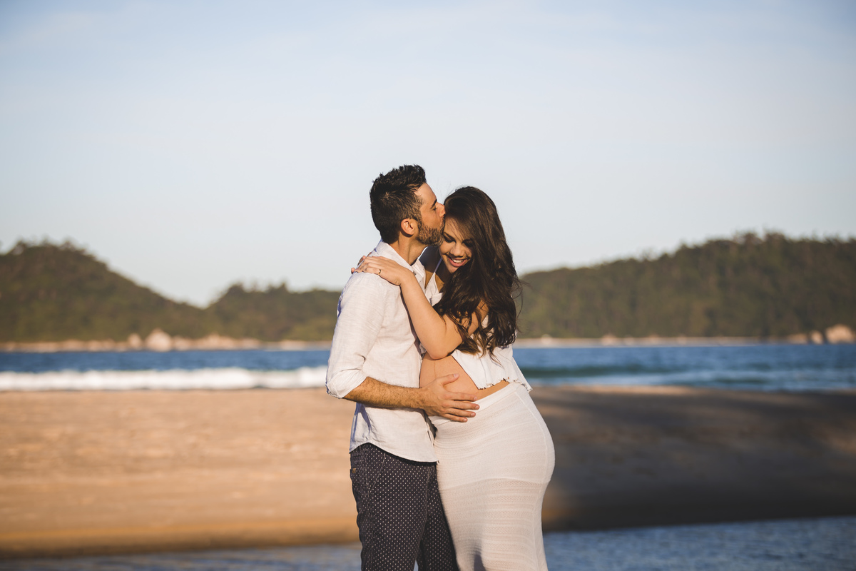 gestante na praia do campeche, ensaio de gravida, figurino para gestante, fotografa priscila rejane