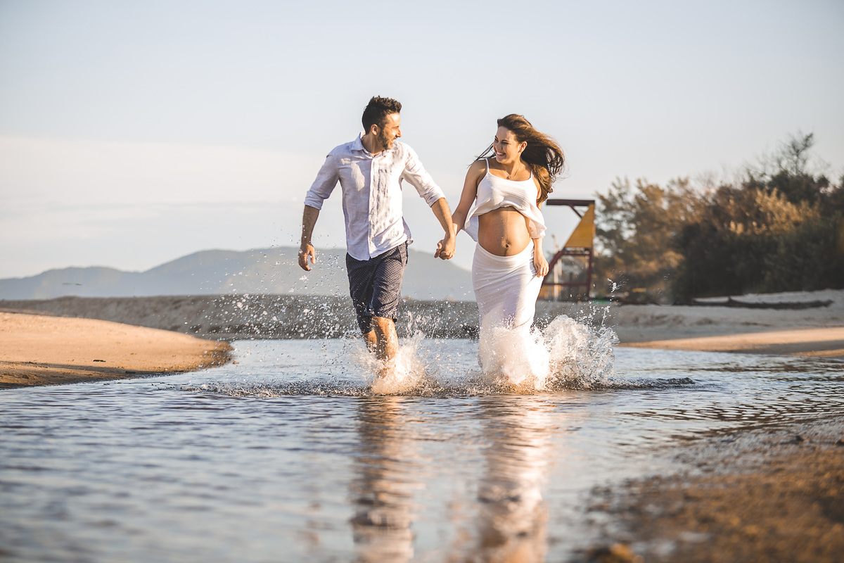 casal correndo na agua