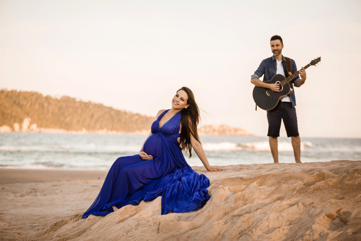 gestante na praia do campeche, ensaio de gravida, figurino para gestante, fotografa priscila rejane