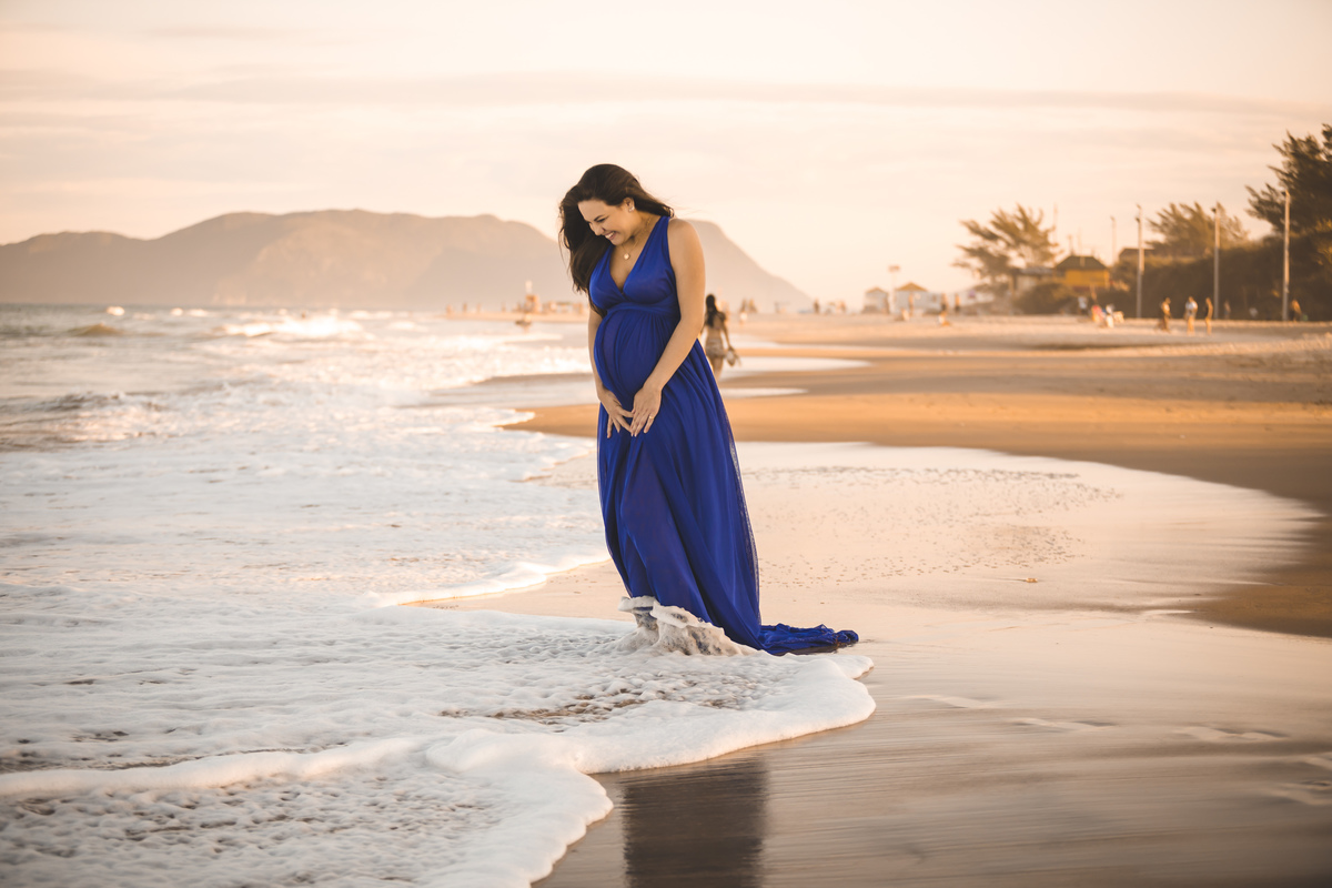 gestante na praia do campeche, ensaio de gravida, figurino para gestante, fotografa priscila rejane
