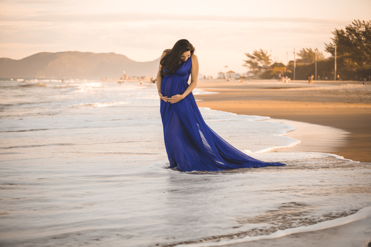 molhando o vestido na praia