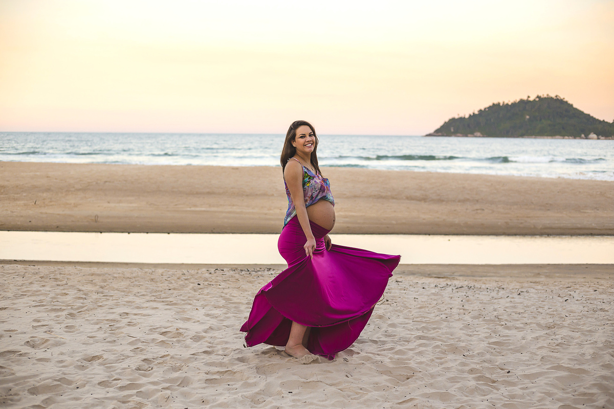 gestante na praia do campeche, ensaio de gravida, figurino para gestante, fotografa priscila rejane
