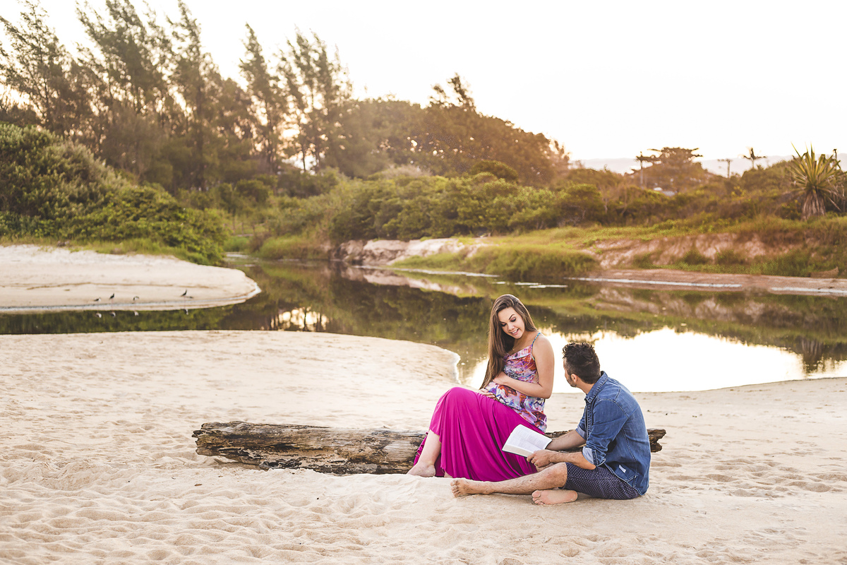 casal com biblia num lago