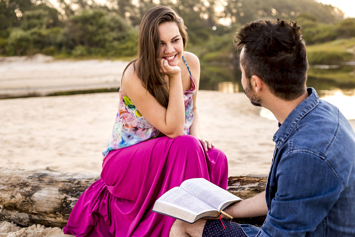 gestante na praia do campeche, ensaio de gravida, figurino para gestante, fotografa priscila rejane