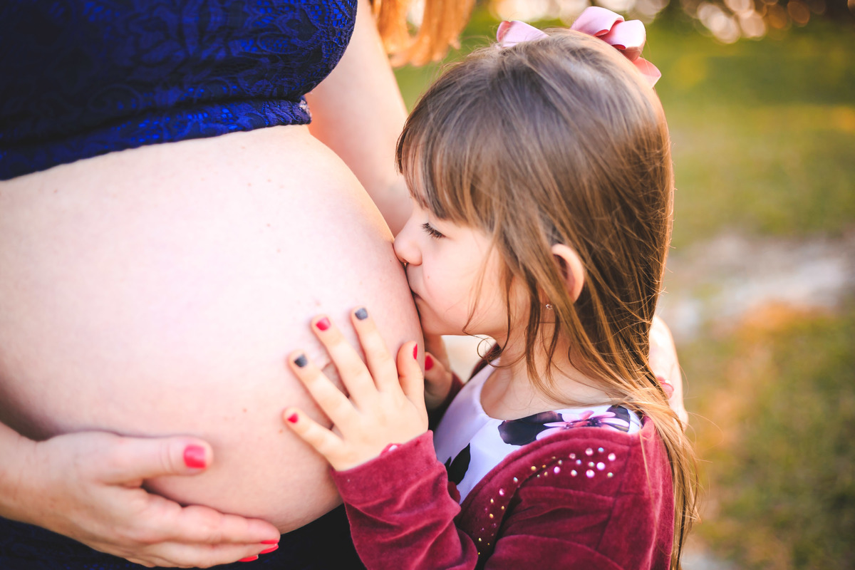 filha beijando a barriga