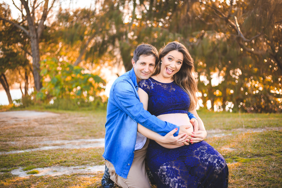 casal na praia da armação