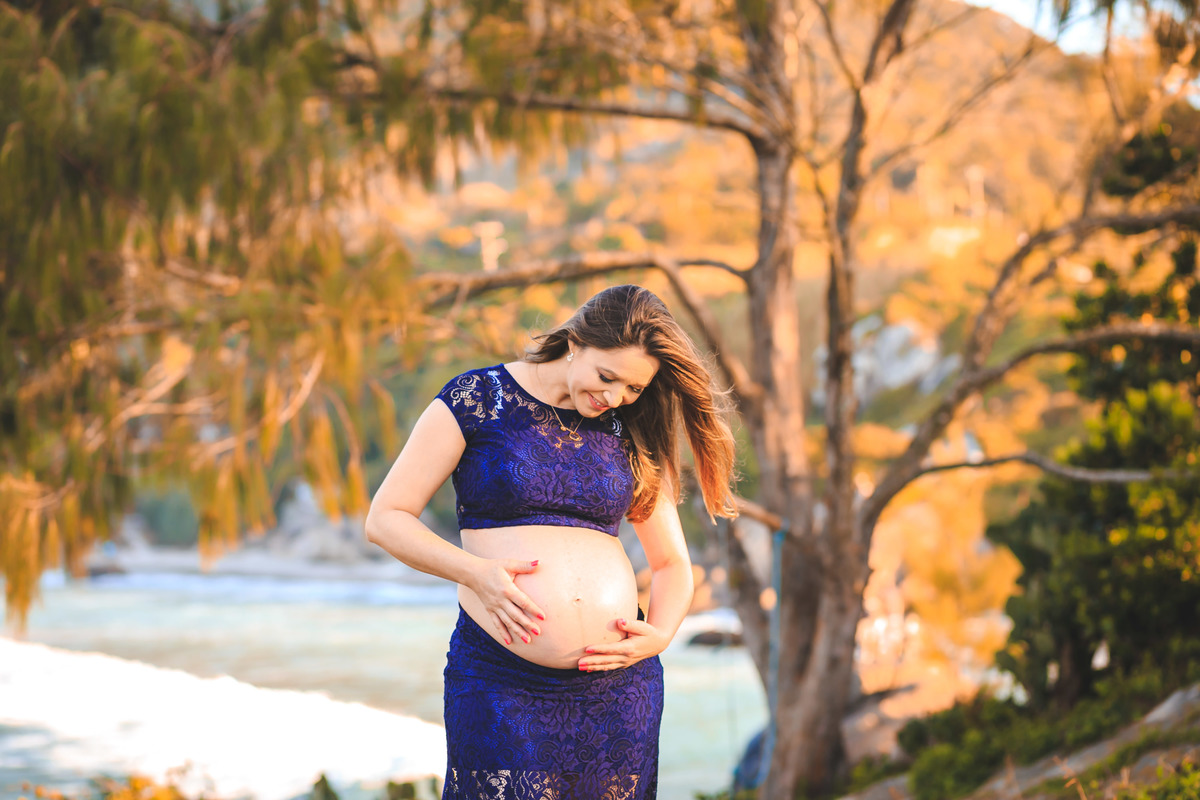 gestante na praia da armação