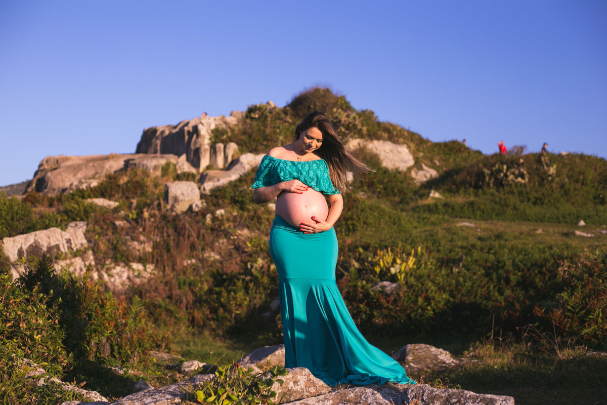 fotografa infantil, gestante na praia, floripa, praia da armação, figurino para gestante floripa