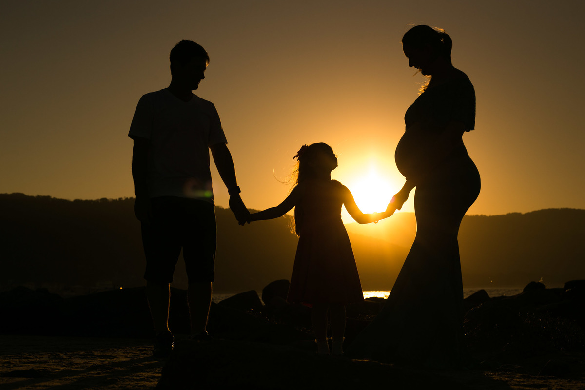 foto de familia na praia, contra luz, silhueta