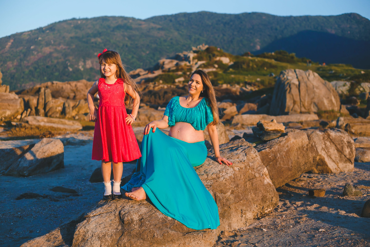 mae e filha, fotos na praia da armação