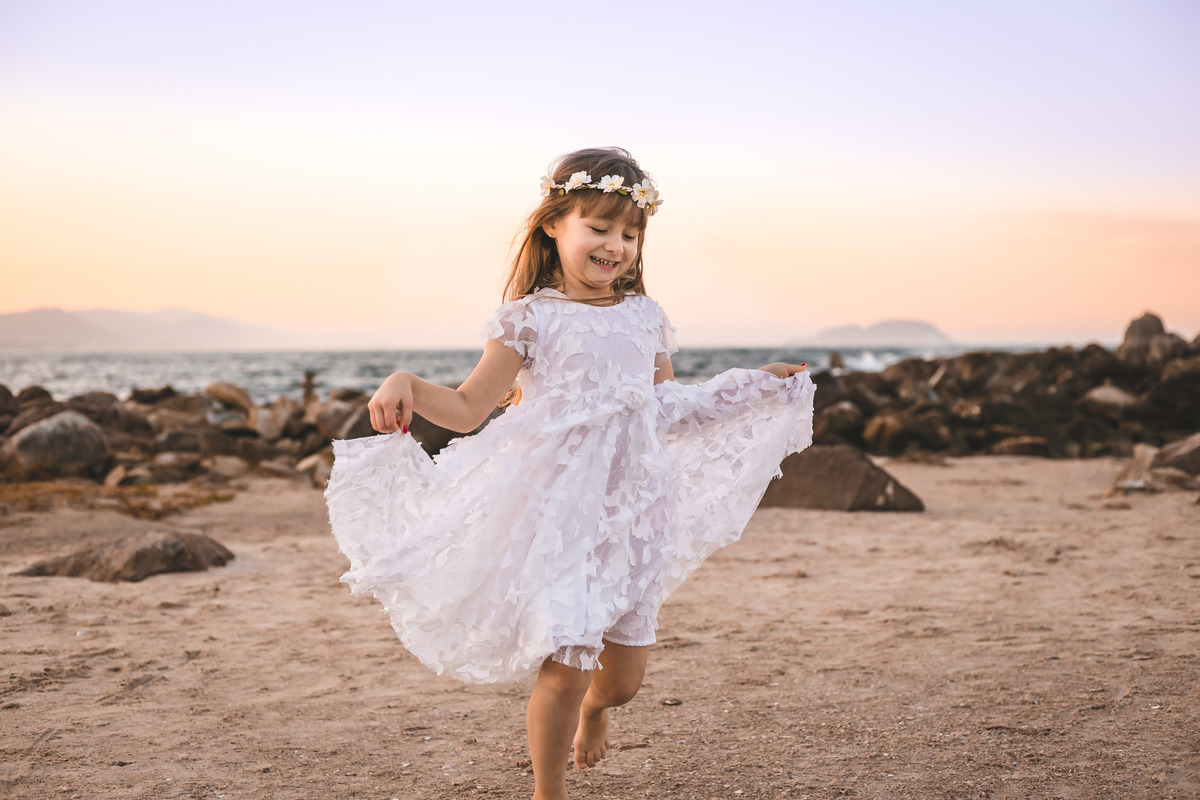 criança na praia da armação floripa