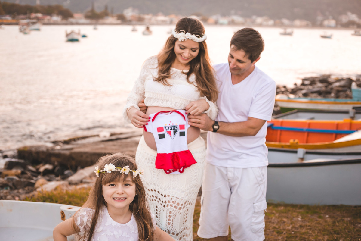 fotos de gestante na praia da armação em floripa