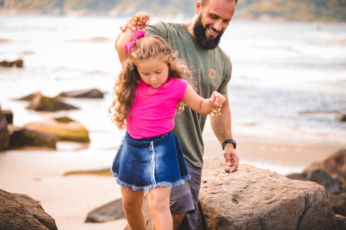 ensaio de gestante, fotos de gestante na praia da armação, fotografa floripa, fotografa sul da ilha, fotos de gravida, ensaio de familia, pai e filha