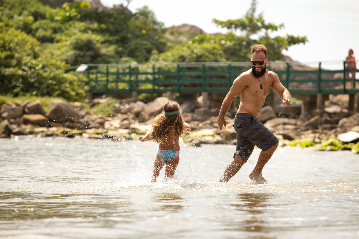 ensaio de gestante, fotos de gestante na praia da armação, fotografa floripa, fotografa sul da ilha, fotos de gravida, ensaio de familia, pai e filha brincando na praia