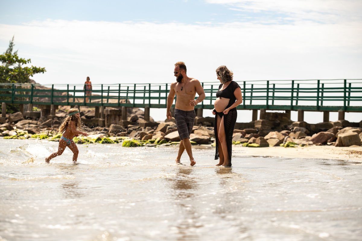 ensaio de gestante, fotos de gestante na praia da armação, fotografa floripa, fotografa sul da ilha, fotos de gravida, ensaio de familia, brincando na praia