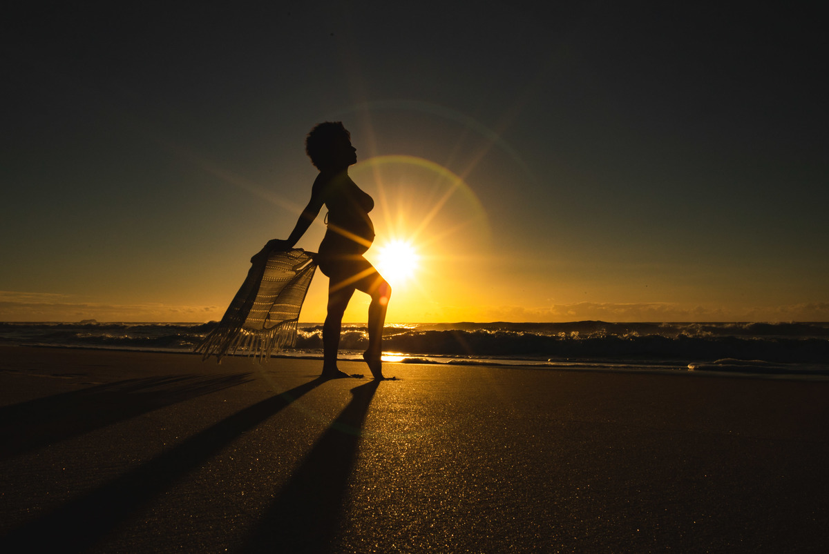 praia do campecha, silhueta, fotografa floripa, nascer do sol no campeche, fotos de gravida no campeche, negra linda, mulheres negras, ensaio de gestante, priscila rejane, floripa, praia do campeche
