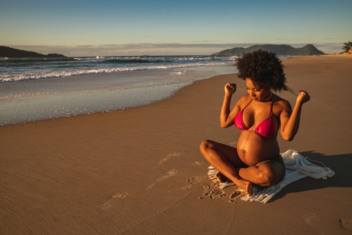 praia do campecha, silhueta, fotografa floripa, nascer do sol no campeche, fotos de gravida no campeche, negra linda, mulheres negras, ensaio de gestante, priscila rejane, floripa, praia do campeche