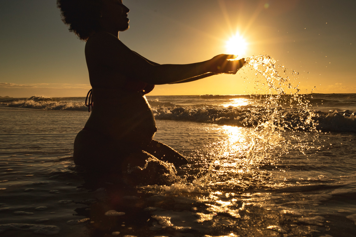 praia do campecha, silhueta, fotografa floripa, nascer do sol no campeche, fotos de gravida no campeche, negra linda, mulheres negras, ensaio de gestante, priscila rejane, floripa, praia do campeche