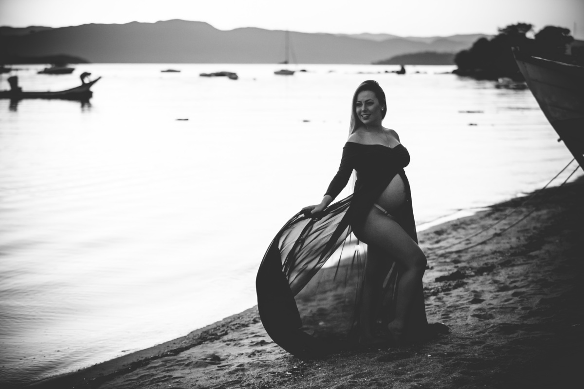 ensaio externo de gestante, figurino para gestante, gestante na praia, fotografa de gestante floripa, fotografa floripa, santo antonio de lisboa, fotos de gravida em santo antionio de lisboa, amanda mae gestante, foto preto e branco