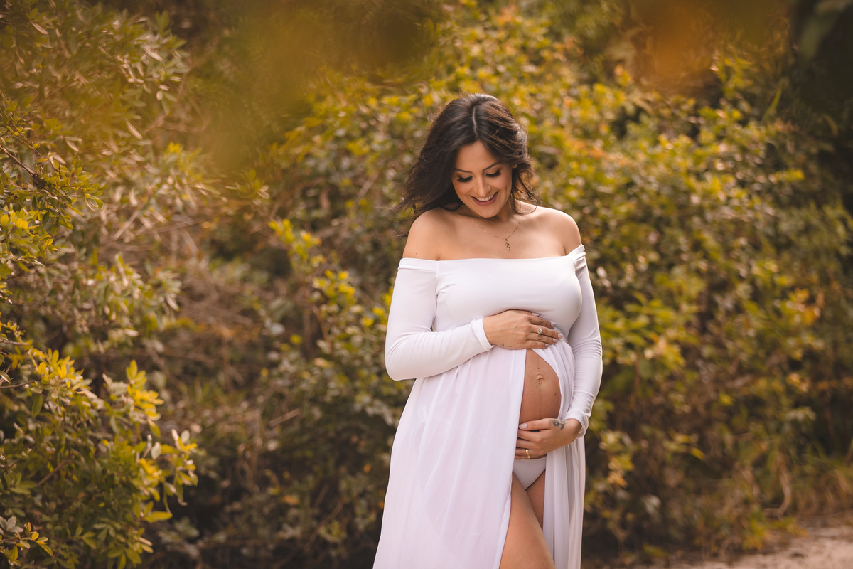 gestante na praia do campeche, praia do campeche, fotografa sul da ilha, fotografa florianopolis, fotografia de gestante, point do riozinho, midora, gravida linda, priscila rejane fotografa, figurino para gestante