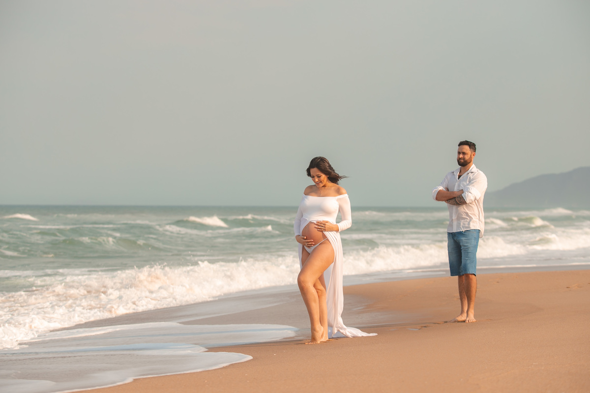 gestante na praia do campeche, praia do campeche, fotografa sul da ilha, fotografa florianopolis, fotografia de gestante, point do riozinho, midora, gravida linda, priscila rejane fotografa, figurino para gestante