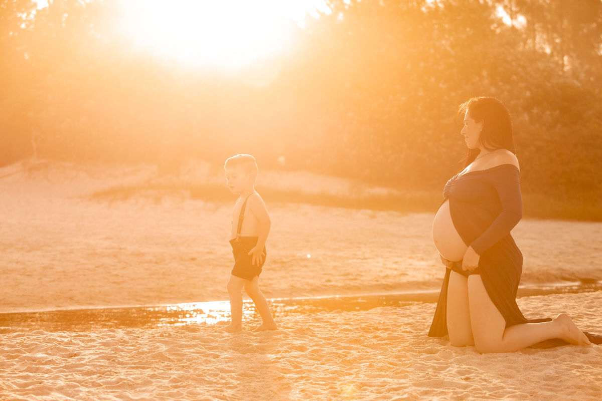 gestante na praia, fotos de gestante na praia do campeche, sul da ilha, point do riozinho, fotos de gravida, mae e filho, fotografa sul da ilha, fotografa de gestante, midora, figurino para gestante
