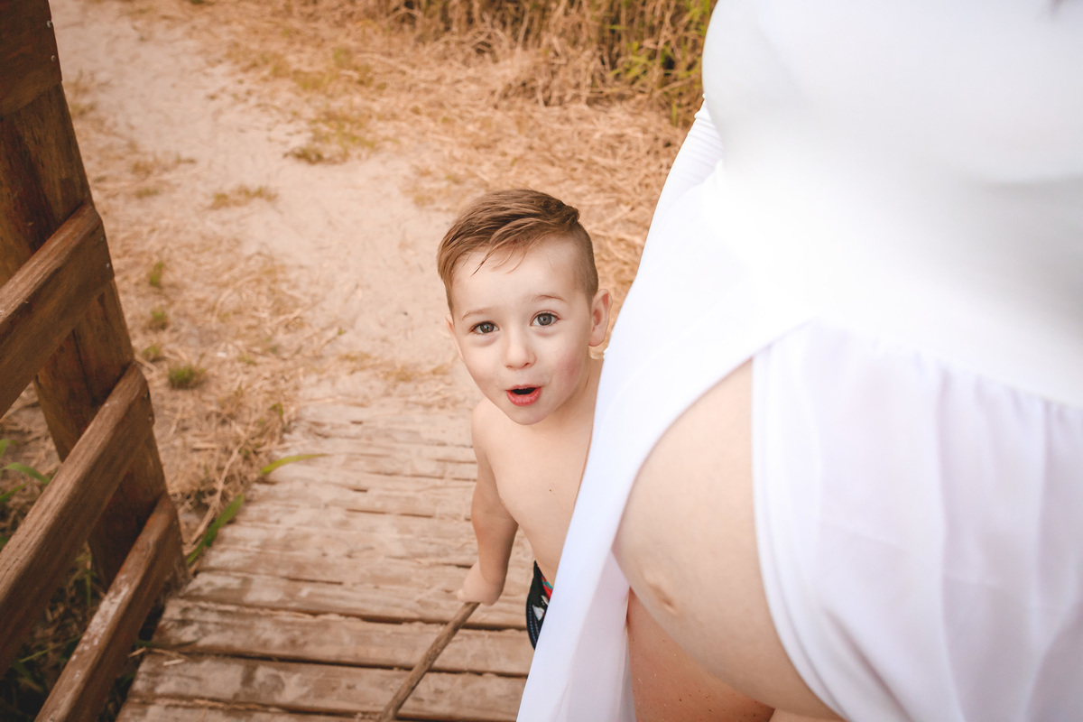 gestante na praia, fotos de gestante na praia do campeche, sul da ilha, point do riozinho, fotos de gravida, mae e filho, fotografa sul da ilha, fotografa de gestante, midora, figurino para gestante
