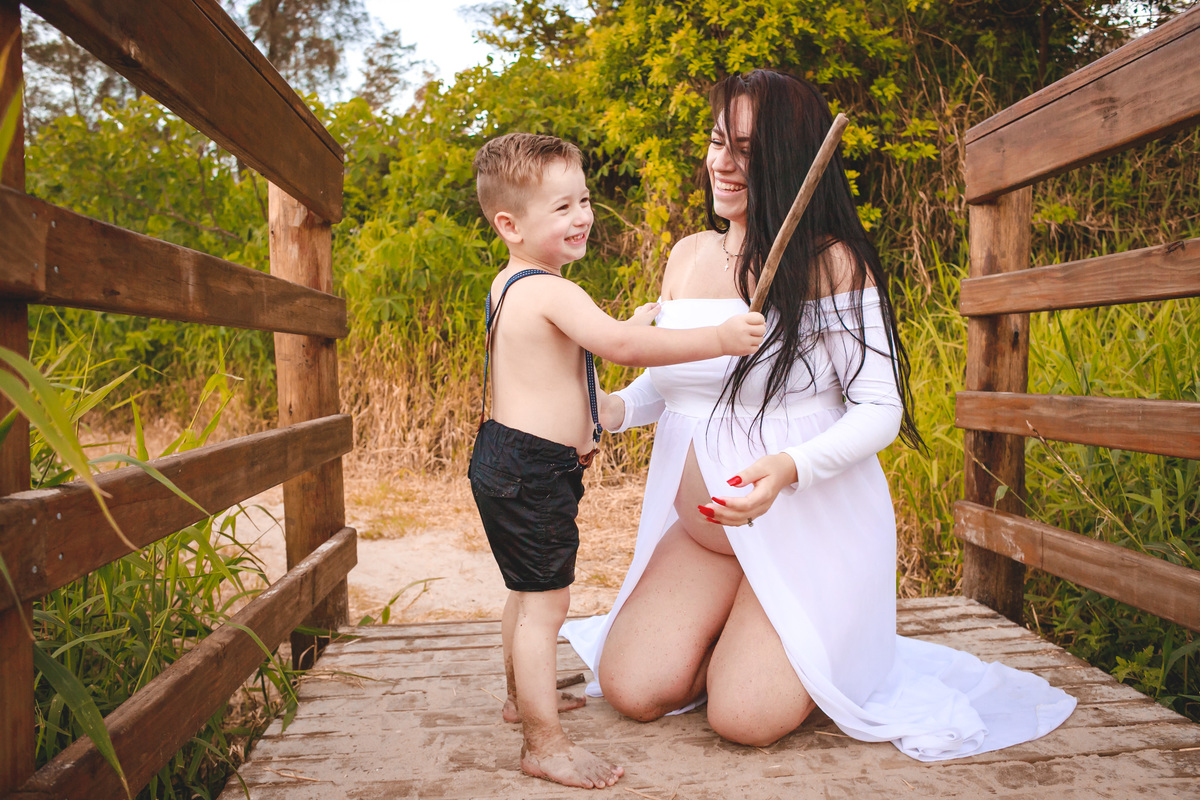 gestante na praia, fotos de gestante na praia do campeche, sul da ilha, point do riozinho, fotos de gravida, mae e filho, fotografa sul da ilha, fotografa de gestante, midora, figurino para gestante