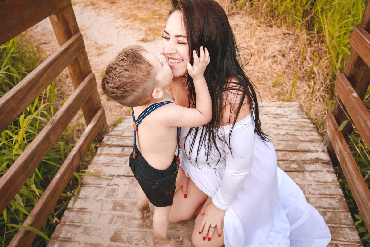 gestante na praia, fotos de gestante na praia do campeche, sul da ilha, point do riozinho, fotos de gravida, mae e filho, fotografa sul da ilha, fotografa de gestante, midora, figurino para gestante