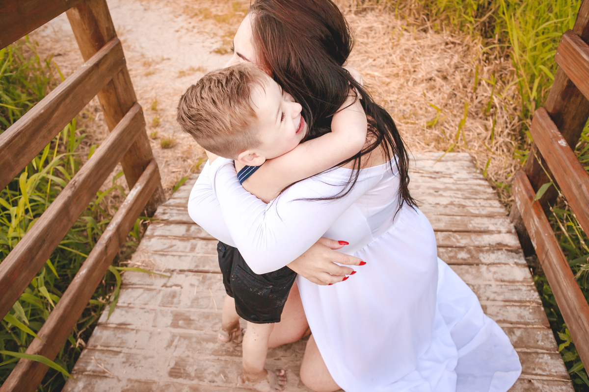 gestante na praia, fotos de gestante na praia do campeche, sul da ilha, point do riozinho, fotos de gravida, mae e filho, fotografa sul da ilha, fotografa de gestante, midora, figurino para gestante
