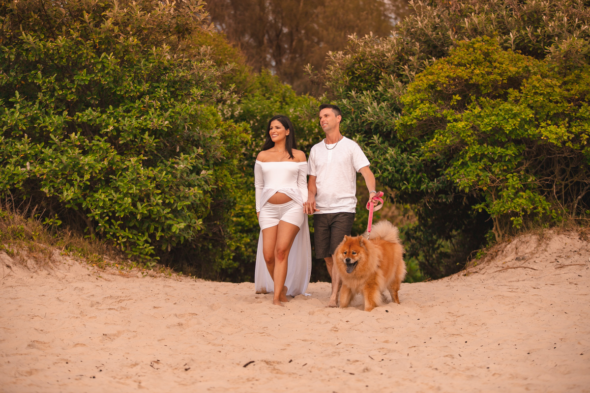praia do campeche, ensaio de gravida, chow chow, ensaio com dog, fotos na praia do campeche, fotografa florianopolis, fotografa sul da ilha, priscila rejane, fotos de gravida na praia, figurino para gestante, midora gestante, pregnancy, gravida linda