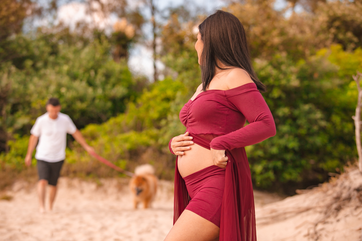 praia do campeche, ensaio de gravida, chow chow, ensaio com dog, fotos na praia do campeche, fotografa florianopolis, fotografa sul da ilha, priscila rejane, fotos de gravida na praia, figurino para gestante, midora gestante, pregnancy, gravida linda