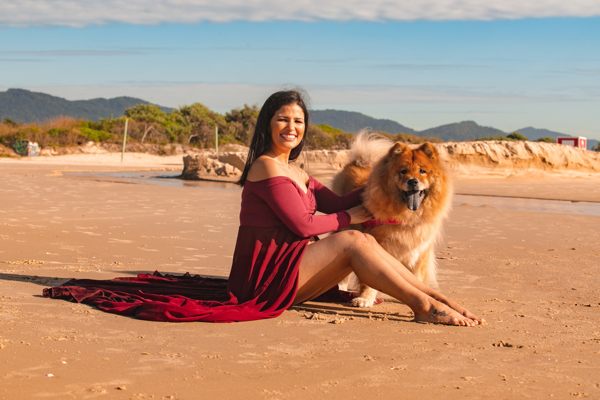 praia do campeche, ensaio de gravida, chow chow, ensaio com dog, fotos na praia do campeche, fotografa florianopolis, fotografa sul da ilha, priscila rejane, fotos de gravida na praia, figurino para gestante, midora gestante, pregnancy, gravida linda