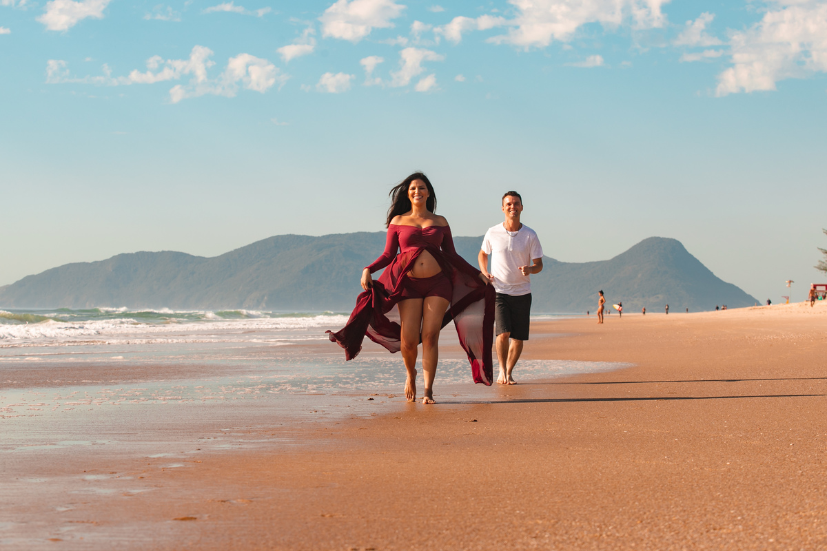 praia do campeche, ensaio de gravida, chow chow, ensaio com dog, fotos na praia do campeche, fotografa florianopolis, fotografa sul da ilha, priscila rejane, fotos de gravida na praia, figurino para gestante, midora gestante, pregnancy, gravida linda