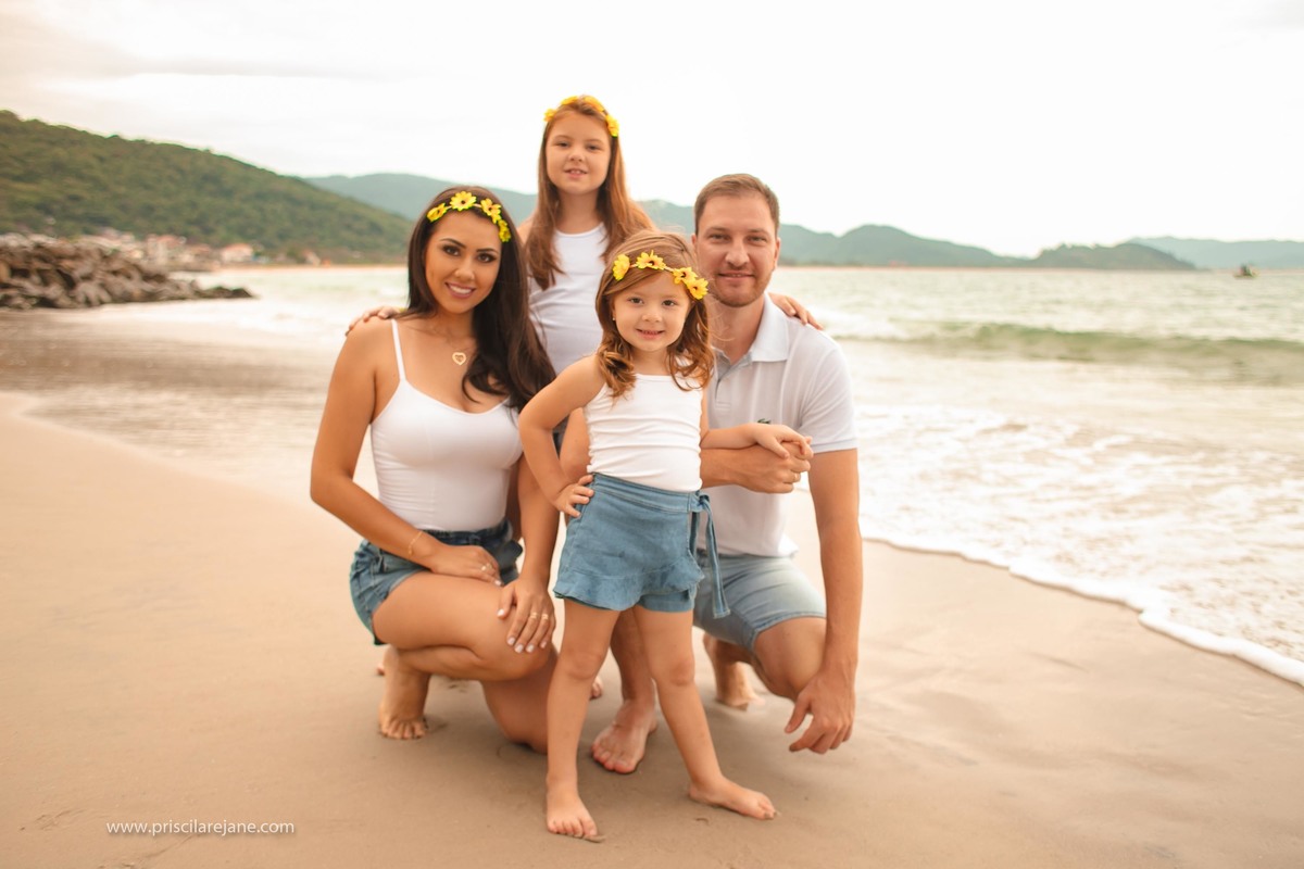 retrato de familia, ensaio fotografico na armaçao, fotos na armacao, fotografia infantil floripa, fotografa sul da ilha, familia linda, fotos na praia, familia na praia