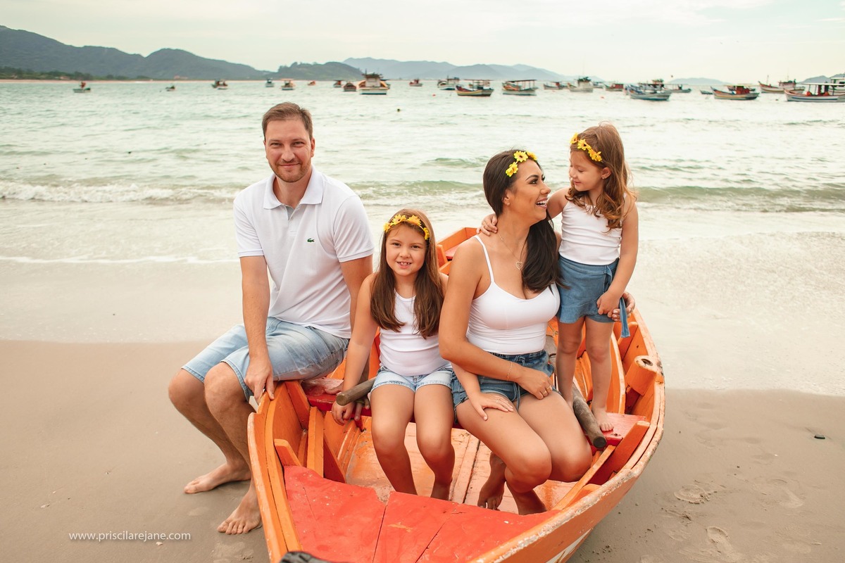 retrato de familia, ensaio fotografico na armaçao, fotos na armacao, fotografia infantil floripa, fotografa sul da ilha, familia linda, fotos na praia, familia no barco, praia da armaçao